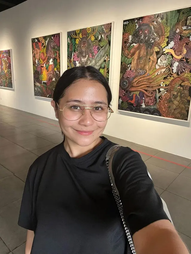 6 Potret Prilly Latuconsina di Jogja, Seru Main ke Pantai Hingga di Warung Kopi