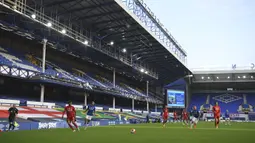 Suasana pertandingan Everton dengan Liverpool pada lanjutan Liga Primer Inggris di Goodison Park, Liverpool, Inggris, Minggu (21/6/2020). Pertandingan berakhir dengan skor 0-0. (AP Photo/Shaun Botterill, Pool)