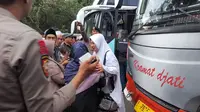 Salah satu momen kepulangan jemaah haji asal Garut, Jawa Barat, yang dipusatkan di Pendopo Garut. (Liputan6.com/Jayadi Supriadin)