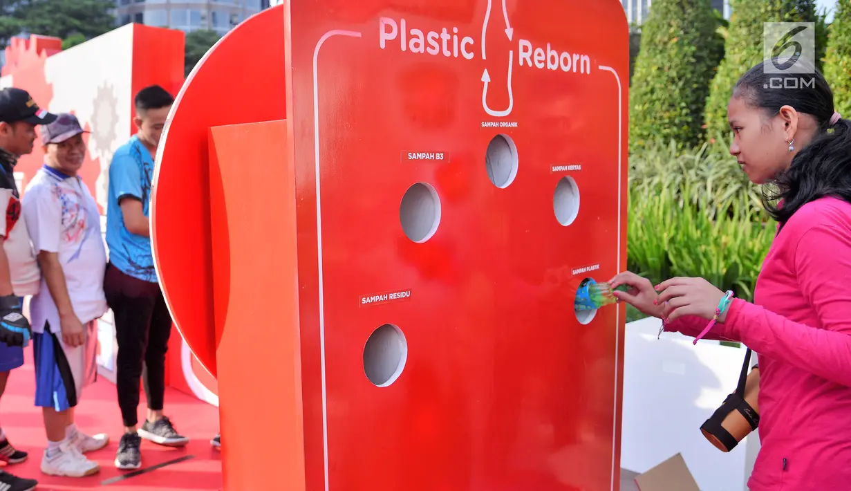 Warga mengikuti permainan pilih sampah di acara Plastic Reborn, CFD Senayan, Jakarta, Minggu (4/3). Plastic Reborn merupakan program yang didesain untuk menginspirasikan perubahan perilaku kepada generasi muda. (Liputan6.com/Pool/Rizky)