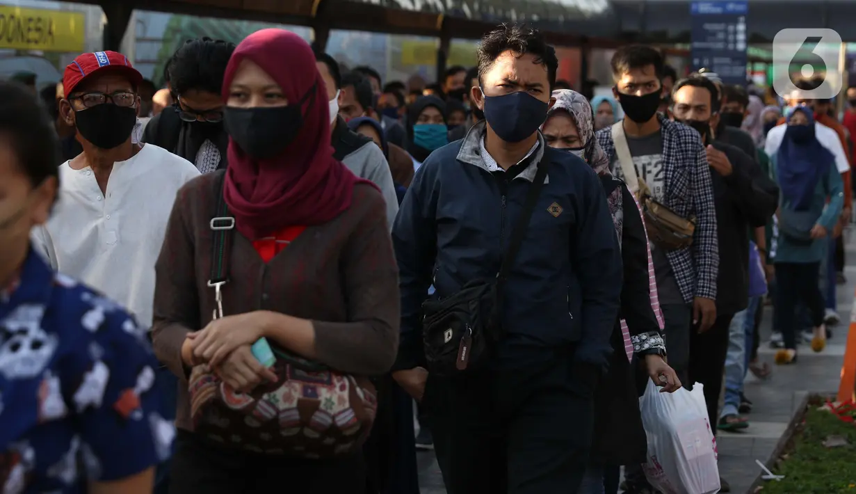 Antrean calon penumpang KRL Commuterline di area pedestrian Stasiun Terpadu Tanah Abang, Jakarta, Kamis (27/8/2020). Guna menekan penyebaran Covid-19, aparat terkait terus menghimbau pentingnya menaati protokol kesehatan. (Liputan6.com/Helmi Fithriansyah)