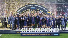 Para pemain PSG melakukan selebrasi setelah memastikan diri menjadi juara Piala Intercontinental 2025 di Ahmad bin Ali Stadium, Al-Rayyan, Qatar pada Kamis (18/12/2025) dini hari WIB. (AP Photo/Hussein Sayed)
