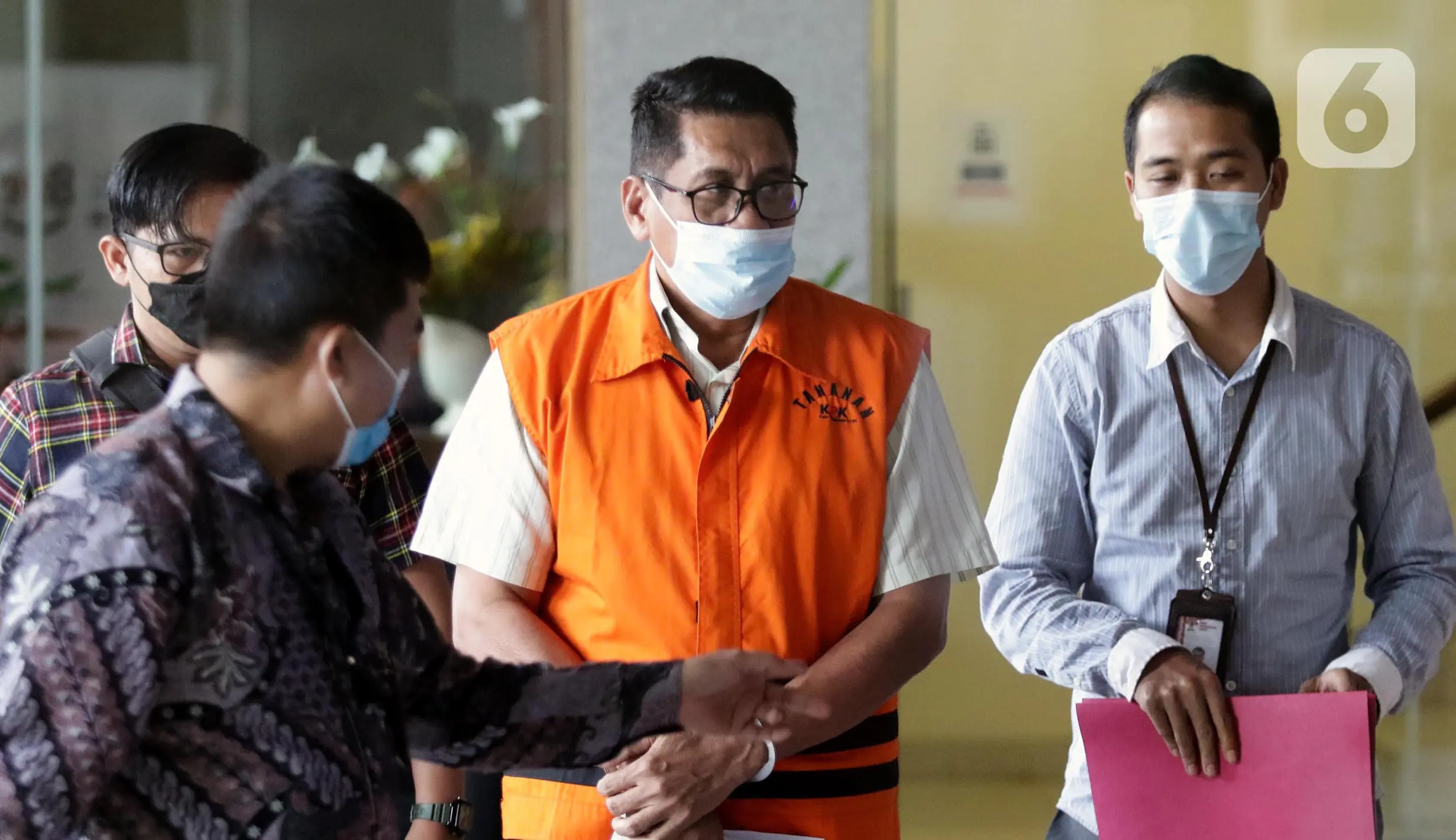 FOTO: KPK Tahan Kepala Badan Kepegawaian dan Pengembangan SDM Kabupaten ...