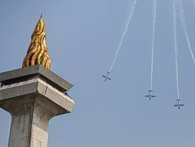Atraksi udara pada peringatan HUT ke-78 TNI di Lapangan Silang Monumen Nasional (Monas), Gambir, Jakarta, Kamis (5/10/2023). (Liputan6.com/Faizal Fanani)