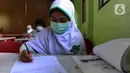 Murid perwakilan sekolah mengerjakan soal saat kegiatan Kompetisi Sains Nasional (KSN) seleksi Tingkat SD/ MI se-Kota Depok mata pelajaran IPA di SDN Kemirimuka 3, Depok, jawa Barat, Senin (22/3/2021). Pelaksanaan KSN ini menerapkan protokol kesehatan. (merdeka.com/Arie Basuki)