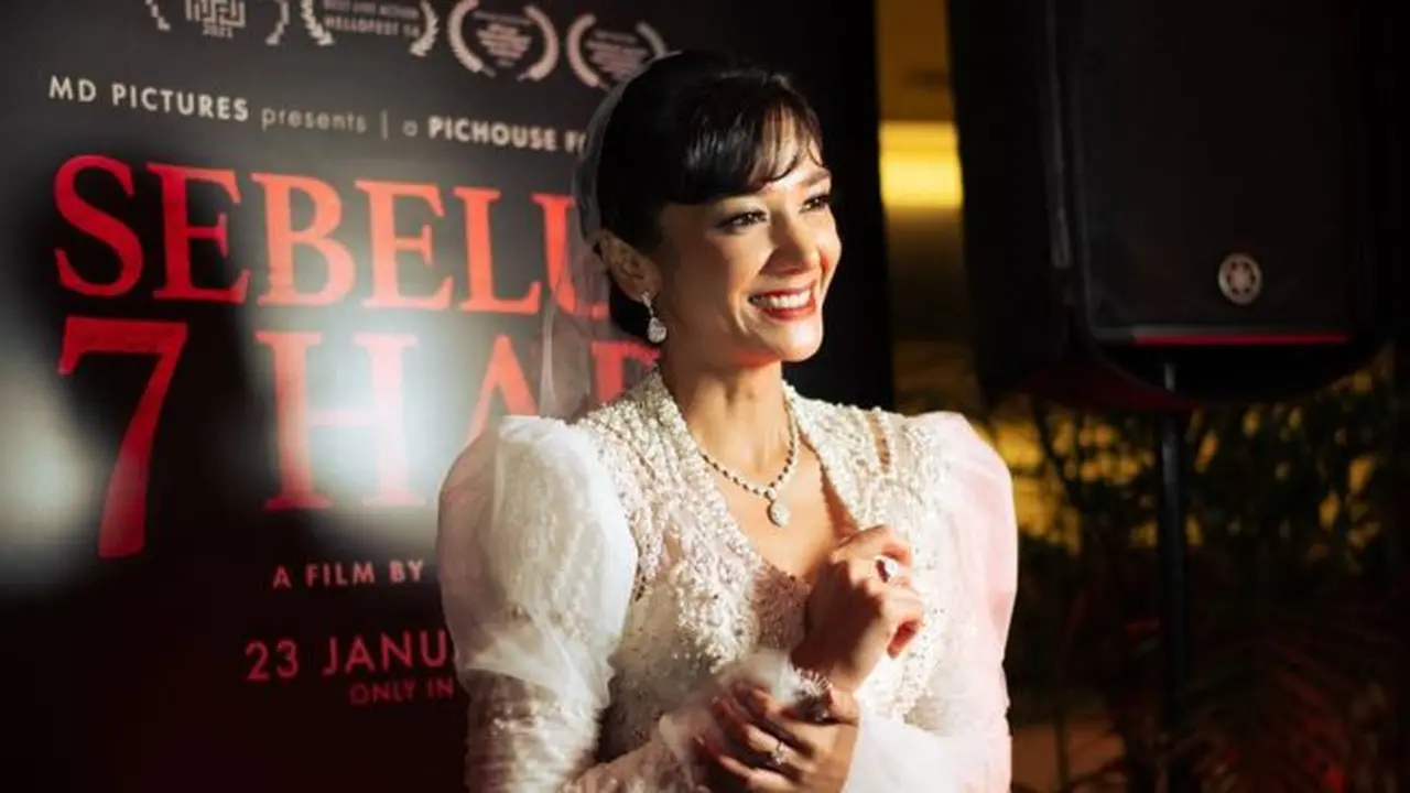 Berkebaya Putih Klasik, Tampilan Fanny Ghassani di Gala Premier Film SEBELUM 7 Hari Jadi Sorotan (credit: instagram/fannyghassani).