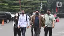 Pegiat media sosial Adam Deni (kemeja putih) didampingi kuasa hukumnya tiba di Polda Metro Jaya, Jakarta, Sabtu (14/08/2021).  Kedatangan Adam Deni untuk menghadiri proses mediasi dengan I Gede Ary Astina alias Jerinx dalam menyelesaikan kasus dugaan pengancaman. (Liputan6.com/Herman Zakharia)