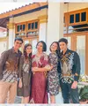 Ada yang berbeda dari penampilan para cast sinetron Buku Harian Seorang Istri yang tayang di SCTV. Mereka terlihat agak formal dan kompak mengenakan batik. (Instagram @zoeabbasjackson)