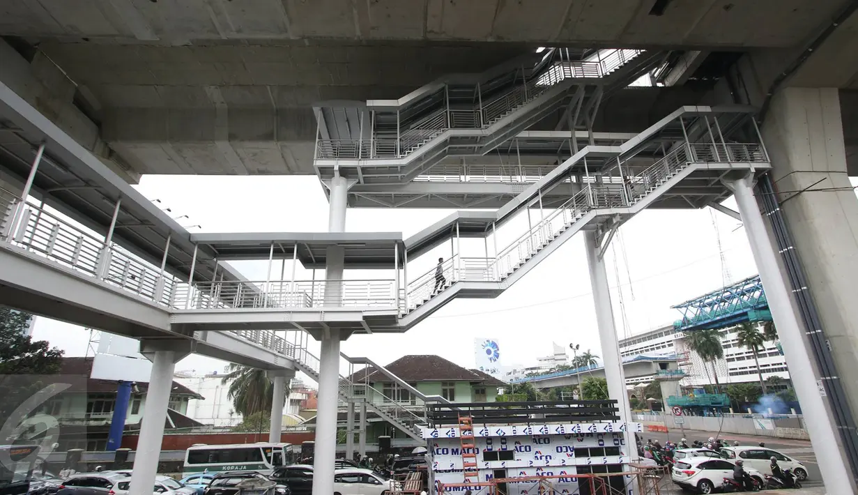Pekerja berada di Bangunan JPO halte layangTransjakarta CSW di Kebayoran Baru, Jakarta, Senin (9/1). Untuk mencapai halte tersebut, calon penumpang bus Trans-Jakarta harus melewati 130 anak tangga. (Liputan6.com/Immanuel Antonius)