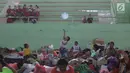 Seorang anak bermain di lokasi pengungsian di GOR Suweca, Klungkung, Bali, Selasa (26/9). Ribuan pengungsi terus berdatangan menyusul peningkatan frekuensi gempa yang mulai dirasakan warga di kawasan Gunung Agung. (Liputan6.com/Gempur M Surya)
