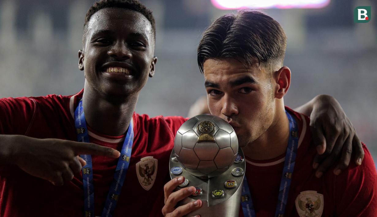 <p>Selebrasi pemain Timnas Indonesia U-19, Jens Raven (kanan) bersama Meshaal Hamzah dengan mencium trofi juara Piala AFF U-19 2024 usai mengalahkan Thailand U-19 pada laga final di Stadion Gelora Bung Tomo, Surabaya, Senin (29/7/2024). (Bola.com/Bagaskara Lazuardi)</p>