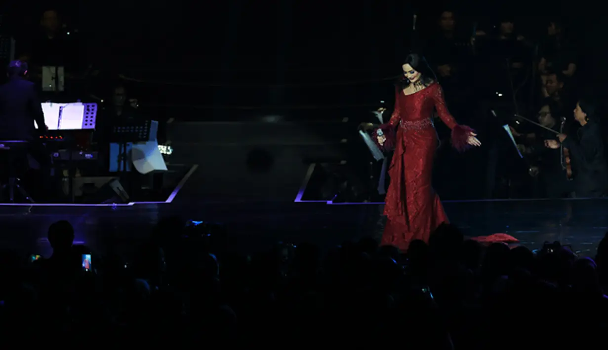 Melihat konser yang mendapat sambutan baik dari masyarakat, istri Raul Lemos itu yakin film Ayat-Ayat Cinta 2 bisa meraih kesuksesan seperti film sebelumnya. (Deki Prayoga/Bintang.com)