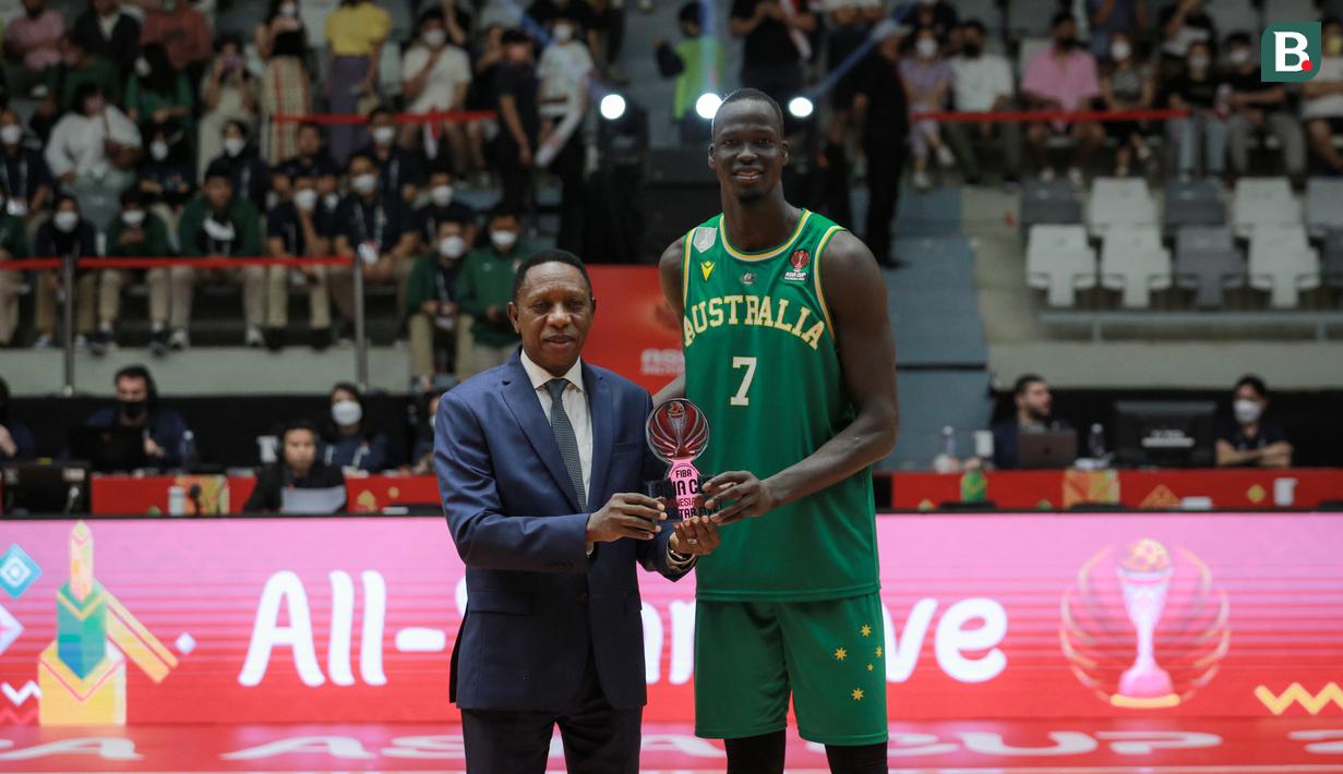 Pemain Timnas Basket Australia, Thon Maker mendapatkan penghargaan sebagai FIBA Asia Cup 2022 All-Star Five di Istora Senayan, Jakarta, Minggu (24/07/2022). Ia tercatat telah membuat 17,8 poin, 9,0 rebound, dan 1,3 blok per gim. (Bola.com/Bagaskara Lazuardi)
