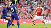 Bek Arsenal Sokratis Papastathopoulos berusaha mengontrol bola dari kawalan pemain Chelsea selama pertandingan International Champions Cup (ICC) di Stadion Aviva di Dublin (1/8). Arsenal menang atas Chelsea lewat adu penalti 6-5. (AFP Photo/Paul Faith)