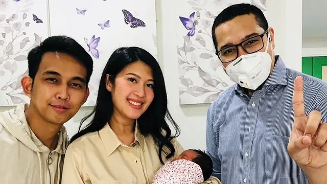 6 Potret Naga dan Istri Bersama Buah Hati yang Dinanti 8 Tahun, Buat Lagu Untuknya