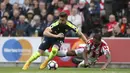 Striker Arsenal, Olivier Giroud, berusaha melewati bek Stoke City, Glen Johnson pada pertandingan pekan ke-37 Premier League, di Stadion Bet 365, Sabtu (13/5/2017). Arsenal menang dengan skor 4-1. (AP /Nick Potts)