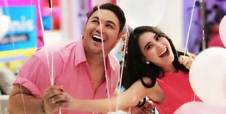 Walaupun mempunyai bakat yang berbeda, akan tetapi hal itu tak menghalangi persahabatan Ayu Ting Ting dan Ivan Gunawan. (Foto: instagram.com/ivan_gunawan)