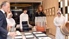 Ibu Negara AS Melania Trump (kedua kanan) didampingi Istri PM Jepang,  Akie Abe (ketiga kanan) melihat mutiara di Mikimoto Ginza Main Store, distrik Ginza, Tokyo (5/11). (AFP Photo/Pool/Katsumi Kasahara)