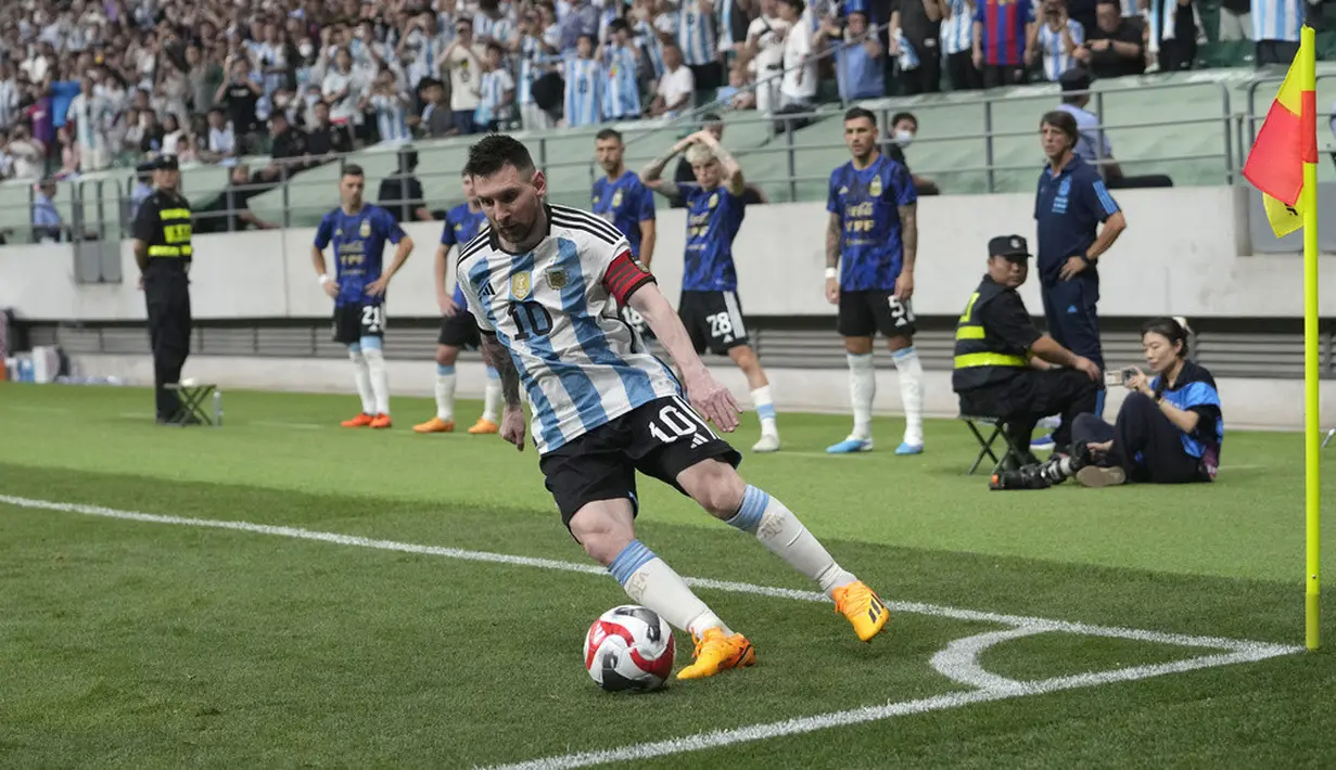 <p>Argentina sukses mengalahkan Australia dengan skor 2-0 pada FIFA Matchday yang digelar di China. Lionel Messi bermain penuh pada laga ini. Messi bahkan ikut mencetak gol kemenangan Tim Tango. (AP Photo/Andy Wong)</p>