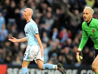 Manchester City&#039;s midfielder Stephen Ireland celebrates after scoring the opening goal during the English Premier league match against Arsenal at City of Manchester Stadium, on November 22, 2008. AFP PHOTO/ANDREW YATES