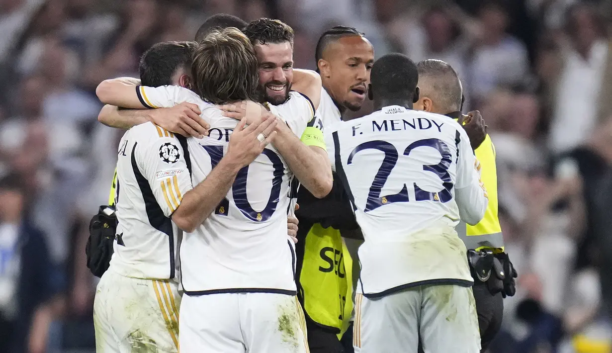 Selebrasi para pemain Real Madrid merayakan kemenangan 2-1 atas Bayern Munchen setelah berakhirnya laga leg kedua semifinal Liga Champions 2023/2024 di Santiago Bernabeu Stadium, Madrid, Rabu (8/5/2024). (AP Photo/Manu Fernandez)