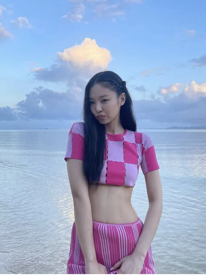 Gaya Jennie BLACPINK di Hawaii kenakan pakaian serba pink