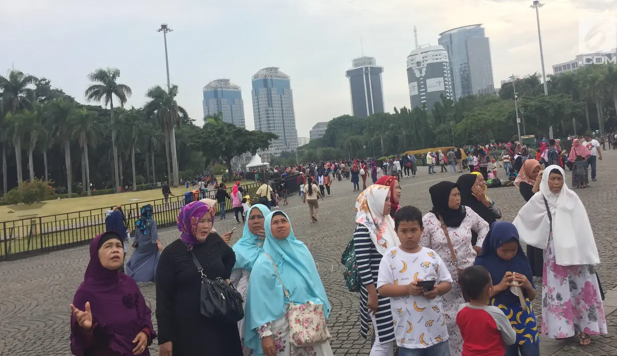 Pengunjung memadati kawasan Silang Monumen Nasional (Monas), Jakarta, Sabtu (30/12). Monumen setinggi 132 meter tersebut tak pernah sepi dari pengunjung, apalagi bila menjelang tahun baru. (Liputan6.com/Immanuel Antonius)