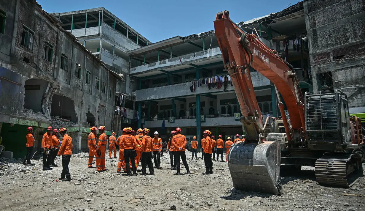 Keputusan ini diambil setelah tidak ditemukannya lagi korban di antara puing-puing yang telah diratakan dengan tanah. (JUNI KRISWANTO/AFP)