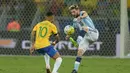 Pemain Brasil, Neymar (kiri)  menghadang gerakan Lionel Messi pada laga Kualifikasi Piala Dunia 2018 zona Amerika Selatan di Stadion Governador Magalhaes Pinto, Belo Horizonte, Kamis (10/11/2016). (AFP/Douglas Magino)