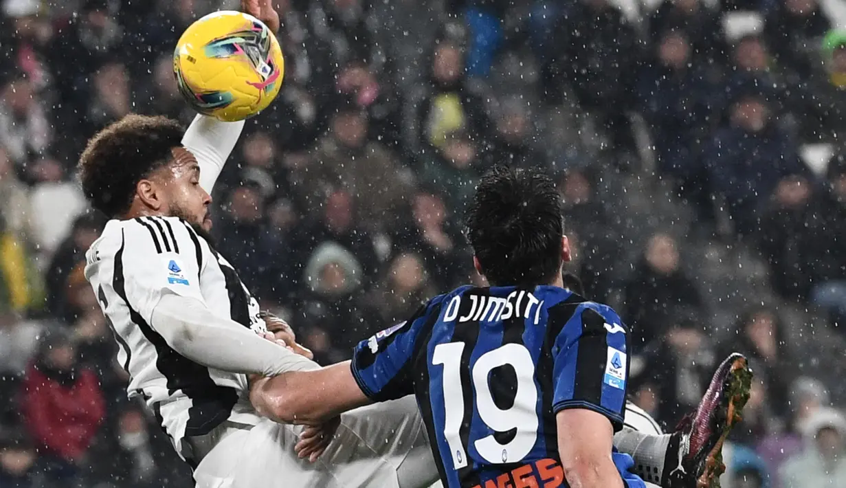 Hingga babak pertama usai, skor 1-0 untuk keunggulan Atalanta tidak berubah. (Isabella BONOTTO/AFP)