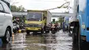 Sebelumnya, pada Selasa (13/1/2026) pagi, kawasan ini sempat tergenang air dengan ketinggian30 cm hingga 40 cm. Tampak dalam foto, pengendara melintasi di Jalan Gunung Sahari Raya atau tepat di depan Mangga Dua Square, Jakarta, Selasa (13/1/2026). (merdeka.com/magang/Rendi Saputra)