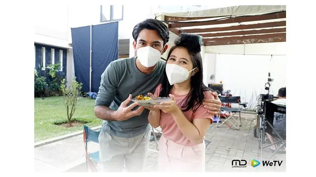 6 Potret Manis Prilly Latuconsina dan Reza Rahadian di Balik Layar Series Terbaru