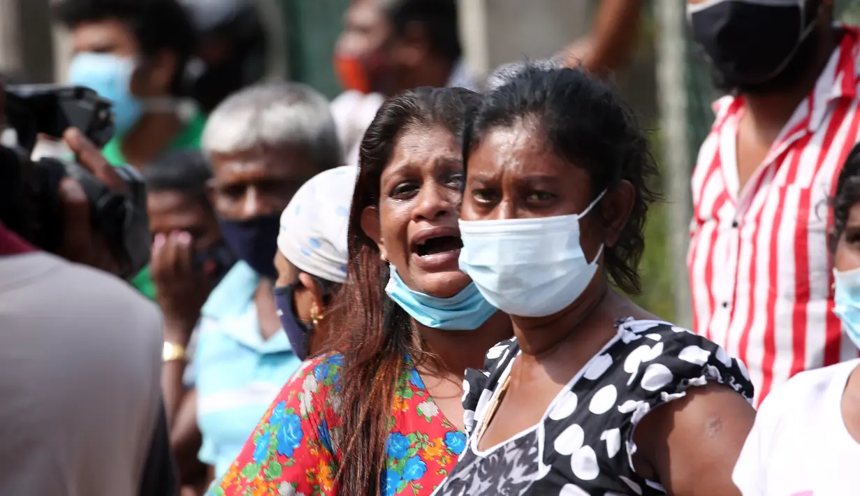 Kerabat para tahanan berkumpul di luar Penjara Mahara di pinggiran Kolombo, Sri Lanka, pada 30 November 2020. Jumlah korban tewas dalam percobaan kabur dari penjara dengan keamanan maksimum di Mahara itu bertambah menjadi delapan orang, sementara 45 lainnya mengalami luka-luka. (Xinhua/Ajith Perera)