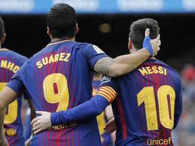 Para pemain Barcelona merayakan gol yang dicetak Luis Suarez ke gawang Celta Vigo pada laga La Liga Spanyol di Stadion Camp Nou, Katalonia, Sabtu (2/12/2017). Kedua klub bermain imbang 2-2. (AFP/Pau Barrena)