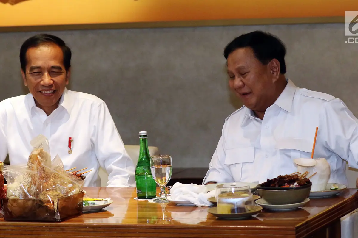 Penuh Tawa, Jokowi-Prabowo Makan Sate Bersama