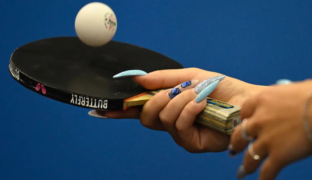Petenis meja Italia, Gaia Monfardini melakukan servis saat kualifikasi tenis meja dalam ajang European Championships 2022 di Munich pada 15 Agustus 2022. (AFP/Tobias Schwarz)