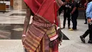 Rapper Young Lex terlihat hadir mendukung Mahfud MD mengenakan baju adat Batak berupa kain ulos merah. [@thariqhalilintar]