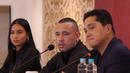 Erick Thohir berharap kehadiran Radja Nainggolan dan Sabreena Dressler tak sekadar membantu promosi Piala Dunia U-17 2023. Keduanya diharapkan bisa memberikan motivasi untuk para pemain Timnas Indonesia U-17 dan anak-anak muda di Tanah Air. (Bola.com/Adine Wirya)