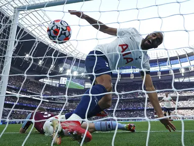 Pemain Tottenham Hotspur Lucas Moura mencetak gol ke gawang Aston Villa pada pertandingan sepak bola Liga Inggris di Stadion Tottenham Hotspur, London, Inggris, Minggu (3/10/2021). Tottenham Hotspur menang 2-1. (Nick Potts/PA via AP)