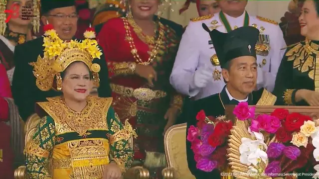 Presiden Joko Widodo (Jokowi) dan Ibu Negara Iriana menikmati penampilan Putri Ariani di acara HUT ke-78 Republik Indonesia (HUT ke-78 RI) pada Kamis (17/8/2023) di Istana.
