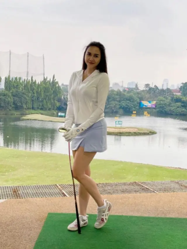 Coba Main Golf, Ini 7 Potret Aura Kasih Tampil Sporty Saat Jalani Olahraga