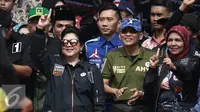 Istri Presiden RI ke 6, Ani Yudhoyono bersama Pramono Edhie Wibowo saat menghadiri Kampanye Akbar Satukan Jakarta di kawasan Kuningan, Jakarta, Sabtu (11/02). Dalam kampanye tersebut turut hadir juga Ani Yudhoyono. (Liputan6.com/Herman Zakharia)