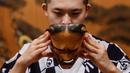 Kennosuke Nakamori mengenakan topeng "hannya" saat berlatih di Kamakura Noh Theatre, Kamakura, Prefektur Kanagawa, Jepang, 29 Juli 2020. Pandemi COVID-19 telah memengaruhi teater di seluruh dunia, termasuk drama yang diturunkan dari generasi ke generasi sejak abad ke-14 ini. (Philip FONG/AFP)