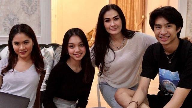 Makin Dekat Ini 6 Potret Kedekatan Naura Ayu Bareng Keluarga Devano Danendra Hot Liputan6 Com