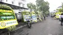 Sementara di luar rumah, tampak banyak sekali karangan bunga sebagai ucapan duka. (Kapanlagi.com/M. Akrom Sukarya)