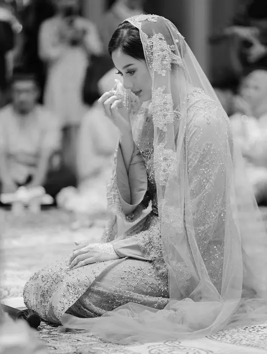 Dress brokat tersebut dilengkapi dengan veil brokat transparan warna senada. @glencachysaraofficial.