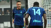 Lautaro Martinez (kiri) merayakan bersama Ange-Yoan Bonny setelah mencetak gol untuk Inter Milan dalam laga Serie A melawan Cremonese di San Siro, Milan, Italia, Sabtu, 4 Oktober 2025. (AP Photo/Luca Bruno)
