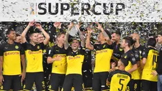Para pemain Dortmund merayakan gelar juara Piala Super DFL setelah mengalahkan Bayern Munchen di Stadion Signal Iduna, Dortmund, Sabtu (3/8). Dortmund menang 2-0 atas Munchen. (AFP/Ina Fassbender)