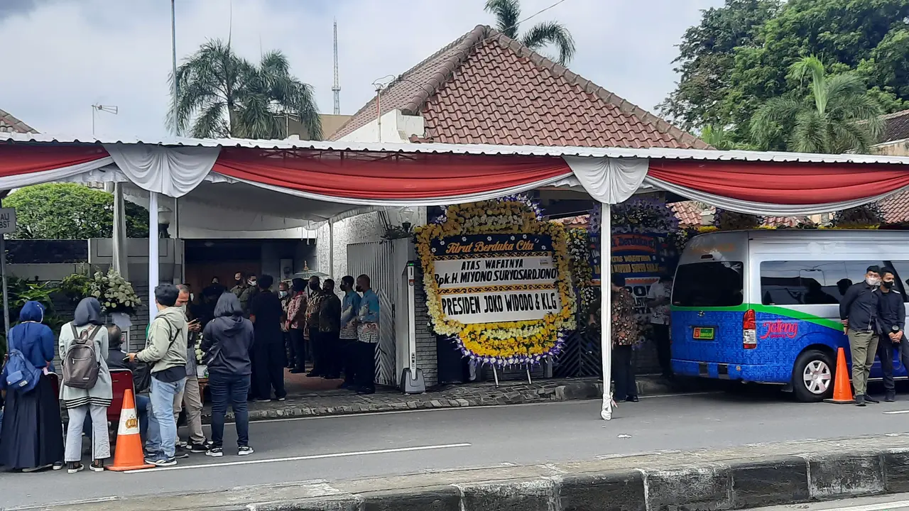 Karangan bunga duka cita memenuhi kediaman paman Presiden Jokowi, Miyono Suryosardjono.