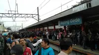 Penumpukan penumpang Commuter Line di Stasiun Bojonggede. (Liputan6.com/Andry Haryanto)